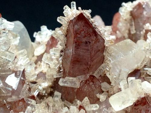 Cuarzo y calcita<br />Sant Cugat del Vallès, Comarca Vallès Occidental, Barcelona, Cataluña / Catalunya, España<br />Cristal de cuarzo 1x3 cm<br /> (Autor: Emilio Téllez)
