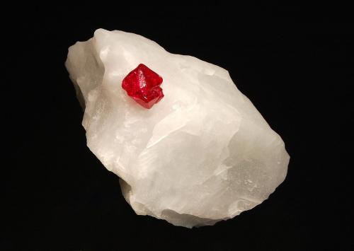 Spinel<br />Pein-Pyit, Mogok, Distrito Pyin-Oo-Lwin, Región Mandalay (Division Mandalay), Myanmar (Burma)<br />4.3 x 6.4 cm<br /> (Author: crosstimber)