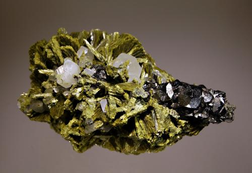 Epidote<br />Dashkesan deposit, Dashkesan, Dashkesan District, Republic of Azerbaijan<br />5.1 x 8.3 cm<br /> (Author: crosstimber)