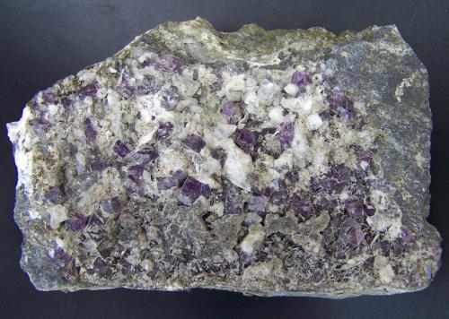Fluorita<br />Yanci Quarry, Unanue, Igantzi (Yanci), Comarca Cinco Villas, Chartered Community of Navarre (Navarre), Spain<br />12 x 9 cm.<br /> (Autor: canada)
