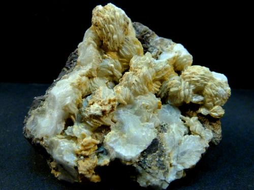Baritina<br />Concesión Minerama II, Urbanización Puente Tablas, Jaén ciudad, Jaén, Comarca Metropolitana de Jaén, Andalucía, España<br />7 x 6 x 7 cm.<br /> (Autor: Felipe Abolafia)