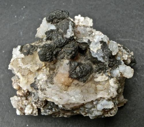 óxidos de manganeso y Cuarzo (variedad calcedonia)<br />Montaña Blanca-Pueblo de Agaete, Agaete, Gran Canaria, Provincia de Las Palmas, Canarias, España<br />5x 4,5 x 3 cm<br /> (Autor: María Jesús M.)