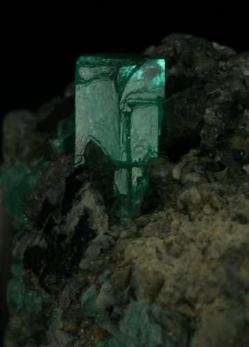 Beryl (variety emerald), Calcite<br />Coscuez mining district, Municipio San Pablo de Borbur, Western Emerald Belt, Boyacá Department, Colombia<br />35x40x55mm<br /> (Author: Fiebre Verde)