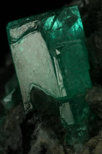 Beryl (variety emerald), Calcite<br />Coscuez mining district, Municipio San Pablo de Borbur, Western Emerald Belt, Boyacá Department, Colombia<br />35x40x55mm<br /> (Author: Fiebre Verde)