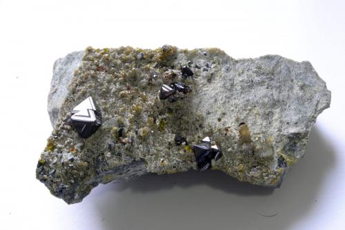 Magnetita<br />Valle Tormiq, Distrito Baltistán, Gilgit-Baltistan (Áreas del Norte), Paquistán<br />Medidas pieza: 7,4x4x2,5 cm<br /> (Autor: Sergio Pequeño)