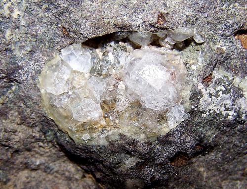 Analcima<br />Montaña Blanca-Pueblo de Agaete, Agaete, Gran Canaria, Las Palmas Province, Canary Islands, Spain<br />1cm el cristal principal<br /> (Autor: canada)