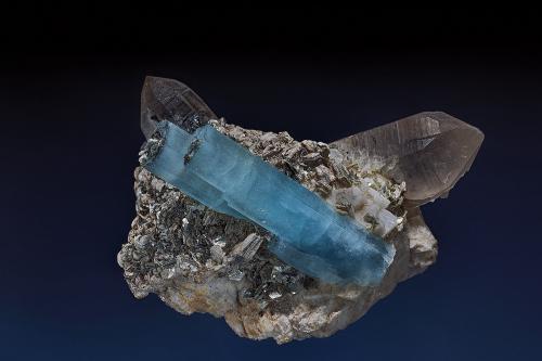 Beryl (var aquamarine), Quartz, Albite, Muscovite<br />Taplejung District, Mechi Zone, Nepal<br />10.0 x 8.3 cm<br /> (Author: am mizunaka)