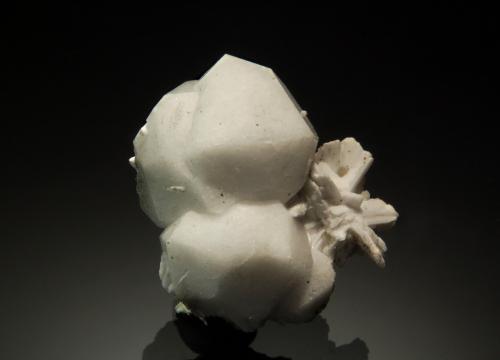Analcime<br />Cantera Poudrette, Mont Saint-Hilaire, La Vallée-du-Richelieu RCM, Montérégie, Québec, Canadá<br />1.9 x 2.1 cm<br /> (Author: crosstimber)