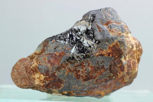 Samarskita-(Y)<br />Ambatofotsikely, Comuna Fidirana, Distrito Betafo, Región Vakinankaratra, Madagascar<br />52x32 mm<br /> (Autor: Juan Espino)