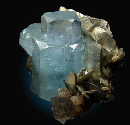 Berilo (variedad aguamarina), Fluorita, Moscovita<br />Chumar Bakhoor, Valle Hunza, Distrito Nagar, Gilgit-Baltistan (Áreas del Norte), Paquistán<br />11x10cm, cristal mayor 8cm<br /> (Autor: Raul Vancouver)