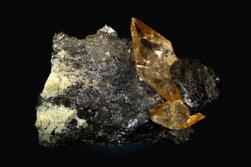 Calcita, Esfalerita<br />Mina Elmwood, Carthage, Distrito Central Tennessee Ba-F-Pb-Zn, Condado Smith, Tennessee, USA<br />23x12cm, cristal mayor de 10cm<br /> (Autor: Raul Vancouver)