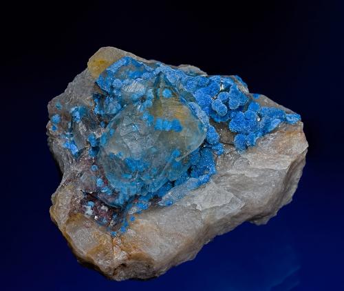 Quartz, Shattuckite<br />Kaokoveld Plateau, Kunene Region, Namibia<br />6.8 x 5.3 cm<br /> (Author: am mizunaka)