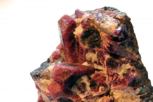 Elbaíta (variedad rubelita)<br />Pegmatita Antandrokomby, Valle Manandona, Valle Sahatany (Mt. Ibity), Distrito Antsirabe II, Región Vakinankaratra, Madagascar<br />Medidas pieza: 4x3,4x2,5 cm<br /> (Autor: Sergio Pequeño)