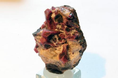 Elbaíta (variedad rubelita)<br />Pegmatita Antandrokomby, Valle Manandona, Valle Sahatany (Mt. Ibity), Región Vakinankaratra, Provincia Antananarivo, Madagascar<br />Medidas pieza: 4x3,4x2,5 cm<br /> (Autor: Sergio Pequeño)