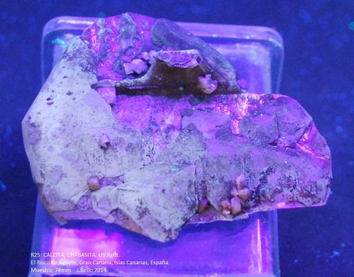 Chabazita-Ca, Calcita<br />Barranco de El Risco, Agaete, Gran Canaria, Provincia de Las Palmas, Canarias, España<br />74 mm<br /> (Autor: Jose Bello)