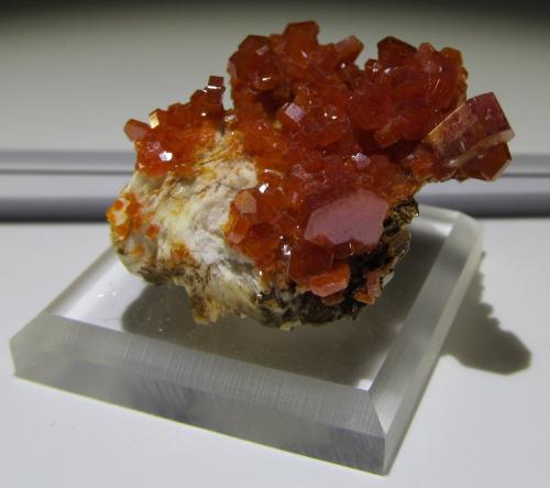 Vanadinite on Barite<br />Zona mina ACF, Distrito minero Mibladen, Mibladen, Midelt, Provincia Midelt, Región Drâa-Tafilalet, Marruecos<br />4.3 cm X 2.5 cm<br /> (Author: steven calamuci)