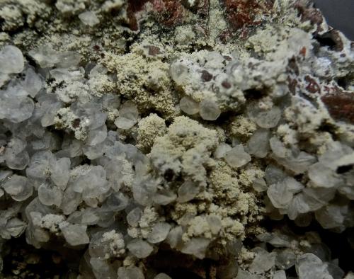 Chabazita (variedad facolita) y Esmectita (Grupo)<br />Montaña Blanca-Pueblo de Agaete, Agaete, Gran Canaria, Las Palmas Province, Canary Islands, Spain<br />Ancho de imagen 2 cm<br /> (Autor: María Jesús M.)
