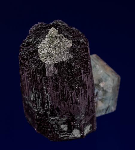 Schorl, Beryl (var. aquamarine), Opal (var. opal-AN)<br />Monte Erongo, Usakos, Región Erongo, Namibia<br />3.4 x 2.8 cm<br /> (Author: am mizunaka)