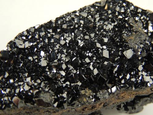 Andradita (variedad melanita)<br />Ojos Españoles Mine, General Lázaro Cárdenas, Municipio Julimes, Chihuahua, Mexico<br />10.3 x 5.6 x 5.2 centimetros<br /> (Autor: Ricardo Melendez)