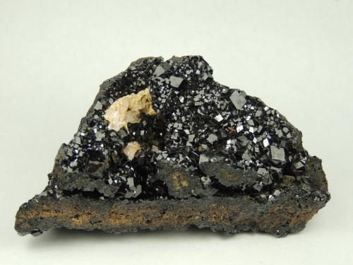 Andradita (variedad melanita)<br />Ojos Españoles Mine, General Lázaro Cárdenas, Municipio Julimes, Chihuahua, Mexico<br />10.3 x 5.6 x 5.2 centimetros<br /> (Autor: Ricardo Melendez)
