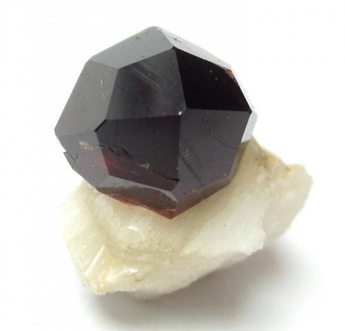 Spessartine<br />Shigar Valley, Shigar District, Gilgit-Baltistan (Northern Areas), Pakistan<br />Specimen size 2 cm, garnet crystal 1,5 cm<br /> (Author: Tobi)