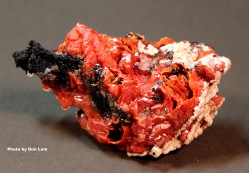 Vanadinite, Calcite, Manganese Oxides<br />Taouz, Provincia Er Rachidia, Región Drâa-Tafilalet, Marruecos<br />8.2 x 4.4 x 3.3 cm<br /> (Author: Don Lum)