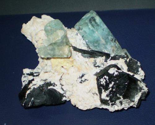 Berilo (variedad aguamarina), Chorlo y Albita<br />Monte Erongo, Usakos, Región Erongo, Namibia<br />8,5 x 6 x 4,2 cm<br /> (Autor: Juancho)