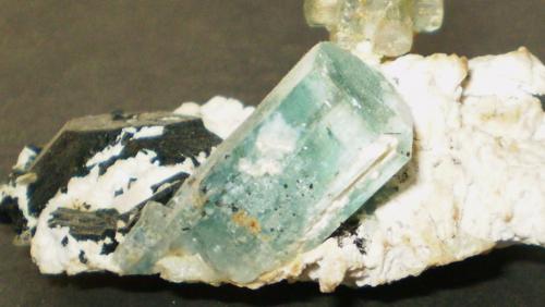 Berilo (variedad aguamarina), Chorlo y Albita<br />Erongo Mountain, Usakos, Erongo Region, Namibia<br />8,5 x 6 x 4,2 cm<br /> (Autor: Juancho)