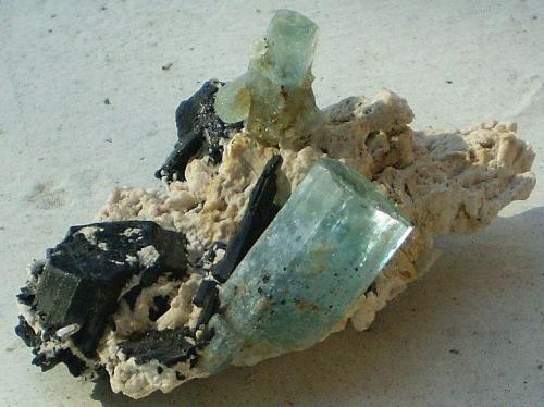 Berilo (variedad aguamarina), Chorlo y Albita<br />Erongo Mountain, Usakos, Erongo Region, Namibia<br />8,5 x 6 x 4,2 cm / cristal mayor 3 x 1,5 cm<br /> (Autor: Juancho)