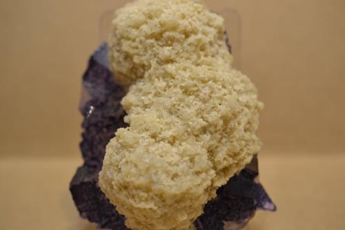 Barita sobre fluorita<br />Elmwood Mine, Carthage, Central Tennessee Ba-F-Pb-Zn District, Smith County, Tennessee, USA<br />14 x 8 x 5 cm<br /> (Autor: Raul S. Llorente)