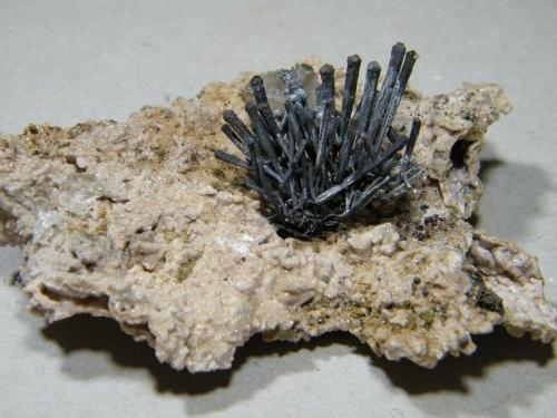 Copper<br />Mina Tsumeb, Tsumeb, Región Otjikoto, Namibia<br />3cm wide x 2cm high Nail diameter 1-2mm<br /> (Author: Heimo Hellwig)