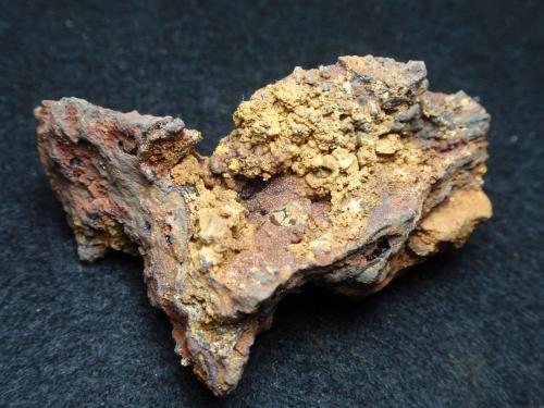 Jarosita<br />Mines Can Palomeres, Malgrat de Mar, Comarca Maresme, Barcelona, Cataluña / Catalunya, España<br />5 x 4 x 4 cm<br /> (Autor: karbu8)