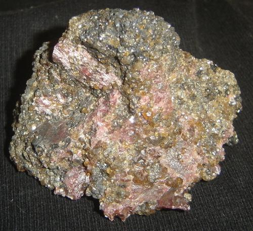 Spessartina (Espesartina) y Rodonita<br />Morro da Mina Mine, Conselheiro Lafaiete, Minas Gerais, Brazil<br />6 x 5,5 x 4 cm<br /> (Autor: Anisio Claudio)