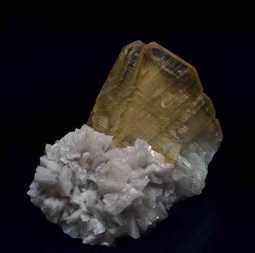Calcite, Dolomite<br />Sainte-Clotilde-de-Châteauguay Quarry, Sainte-Clotilde-de-Châteauguay, Les Jardins-de-Napierville RCM, Montérégie, Québec, Canada<br />6.5 x 5.0 cm<br /> (Author: am mizunaka)