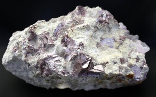 Lepidolita (Grupo Mica)<br />Alvarrões Mine (concession C-8), Seixo Amarelo-Gonçalo-Vela, Guarda, Guarda District, Centro Region, Portugal<br />15cm por 11cm<br /> (Autor: canada)