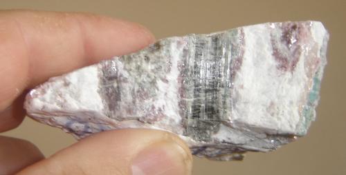 Elbaita (variedad cuprífera), cuarzo y albita<br />Parelhas, Caicó, Rio Grande do Norte, Brazil<br />9 X 3,5 X 3 cm<br /> (Autor: Anisio Claudio)