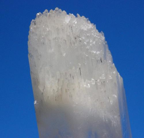 Quartz<br />Condado Garland, Arkansas, USA<br />8.7 x 5.4 x 7.7 cm<br /> (Author: Don Lum)