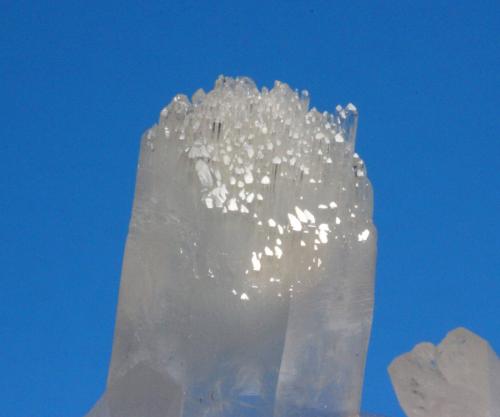 Quartz<br />Condado Garland, Arkansas, USA<br />8.7 x 5.4 x 7.7 cm<br /> (Author: Don Lum)