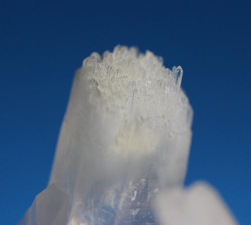 Quartz<br />Condado Garland, Arkansas, USA<br />8.7 x 5.4 x 7.7 cm<br /> (Author: Don Lum)