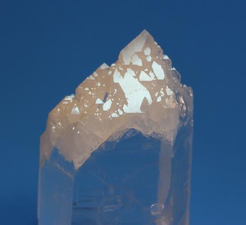 Quartz<br />Garland County, Arkansas, USA<br />11.0 x 5.0 x 3.4 cm<br /> (Author: Don Lum)