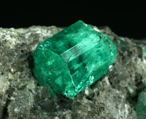 Beryl (variety emerald), Calcite<br />La Pita mining district, Consorcio Mine, Municipio Maripí, Western Emerald Belt, Boyacá Department, Colombia<br />Detail - xl length=12mm<br /> (Author: Fiebre Verde)