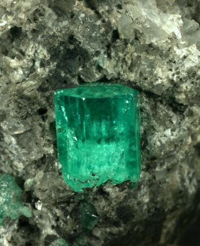 Beryl (variety emerald), Calcite<br />La Pita mining district, Consorcio Mine, Municipio Maripí, Western Emerald Belt, Boyacá Department, Colombia<br />Detail - xl length=12mm<br /> (Author: Fiebre Verde)