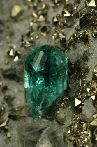 Beryl (variety emerald), Calcite, Pyrite<br />Chivor mining district, El Acuario Mine, Municipio Chivor, Eastern Emerald Belt, Boyacá Department, Colombia<br />xl=5mm<br /> (Author: Fiebre Verde)