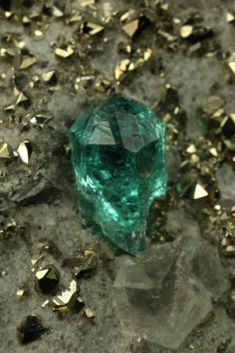 Beryl (variety emerald), Calcite, Pyrite<br />Chivor mining district, El Acuario Mine, Municipio Chivor, Eastern Emerald Belt, Boyacá Department, Colombia<br />xl=5mm<br /> (Author: Fiebre Verde)