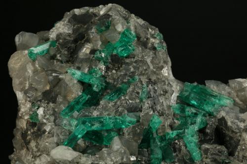 Beryl (variety emerald), Calcite<br />La Pita mining district, Municipio Maripí, Western Emerald Belt, Boyacá Department, Colombia<br />Detail<br /> (Author: Fiebre Verde)