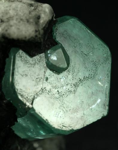 Beryl (variety emerald), Calcite<br />Muzo mining district, La Pava Mine, Quípama, Municipio Muzo, Western Emerald Belt, Boyacá Department, Colombia<br />Emerald crystal = 10mm<br /> (Author: Fiebre Verde)