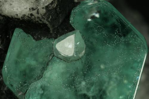 Beryl (variety emerald), Calcite<br />Muzo mining district, La Pava Mine, Quípama, Municipio Muzo, Western Emerald Belt, Boyacá Department, Colombia<br />Emerald crystal = 10mm<br /> (Author: Fiebre Verde)