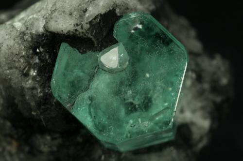 Beryl (variety emerald), Calcite<br />Muzo mining district, La Pava Mine, Quípama, Municipio Muzo, Western Emerald Belt, Boyacá Department, Colombia<br />Emerald crystal = 10mm<br /> (Author: Fiebre Verde)