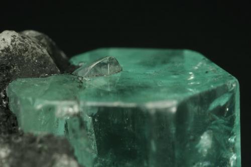 Beryl (variety emerald), Calcite<br />Muzo mining district, La Pava Mine, Quípama, Municipio Muzo, Western Emerald Belt, Boyacá Department, Colombia<br />Emerald crystal = 10mm<br /> (Author: Fiebre Verde)