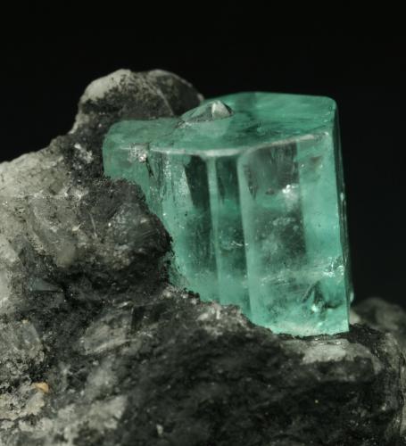 Beryl (variety emerald), Calcite<br />Muzo mining district, La Pava Mine, Quípama, Municipio Muzo, Western Emerald Belt, Boyacá Department, Colombia<br />Emerald crystal = 10mm<br /> (Author: Fiebre Verde)